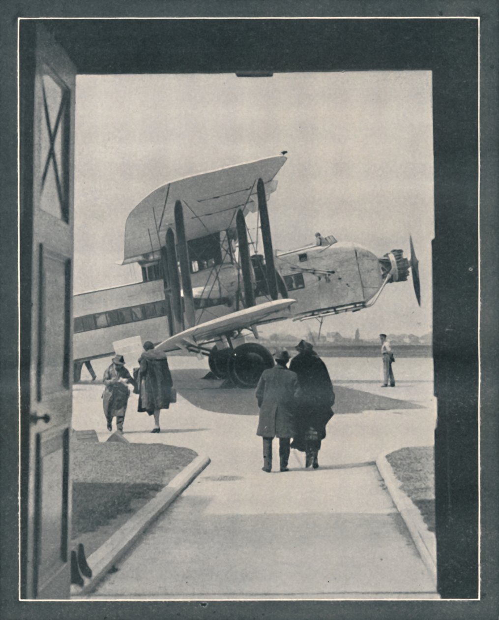 Ein Symbol der modernen Welt - Passagiere beim Einsteigen am Flughafen Croydon, ca. 1935 von Unbekannt