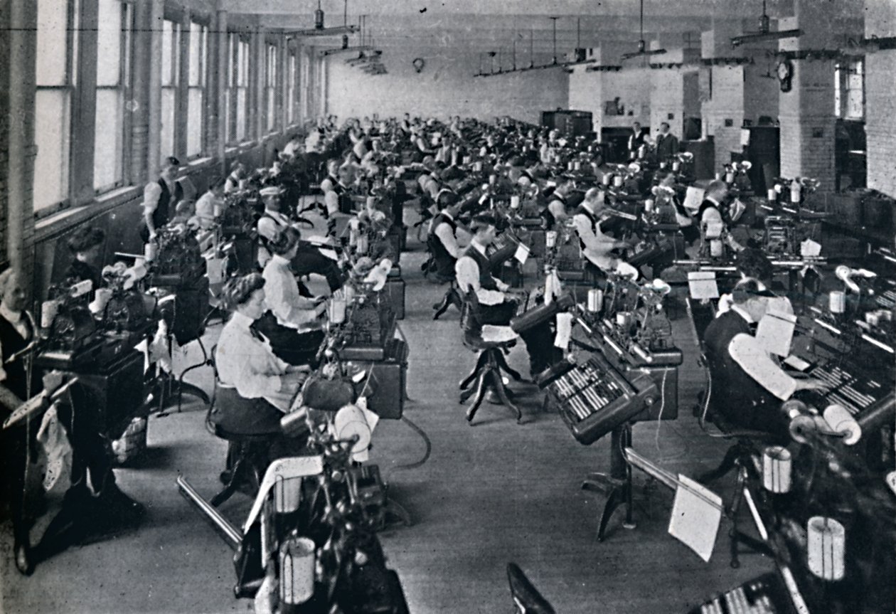 Ansicht der größten Batterie von Setzmaschinen der Welt, 1916 von Unbekannt