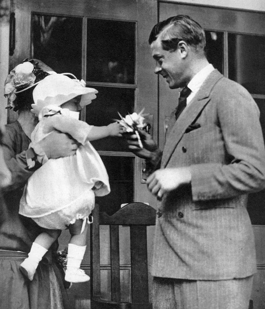 Ein Blumenstrauß für den Prinzen von Wales im Enham Village Centre, 1926 von Unbekannt