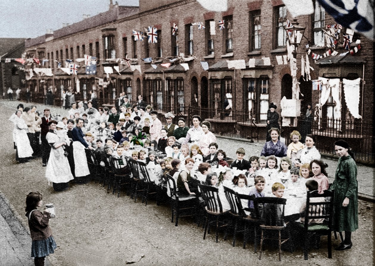 Eine Kinder-Teeparty in einer Straße im East End von London, um den Vertrag von Versailles zu feiern von Unbekannt