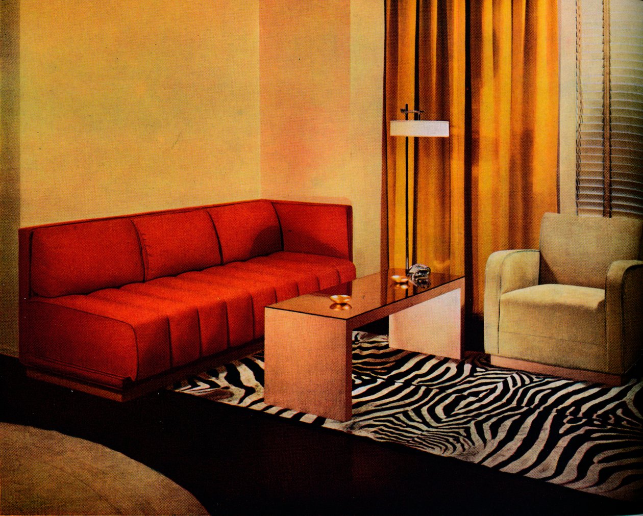 Eine Ecke im Wohnzimmer des amerikanischen Designers Walter Dorwin Teague, um 1940 von Unbekannt