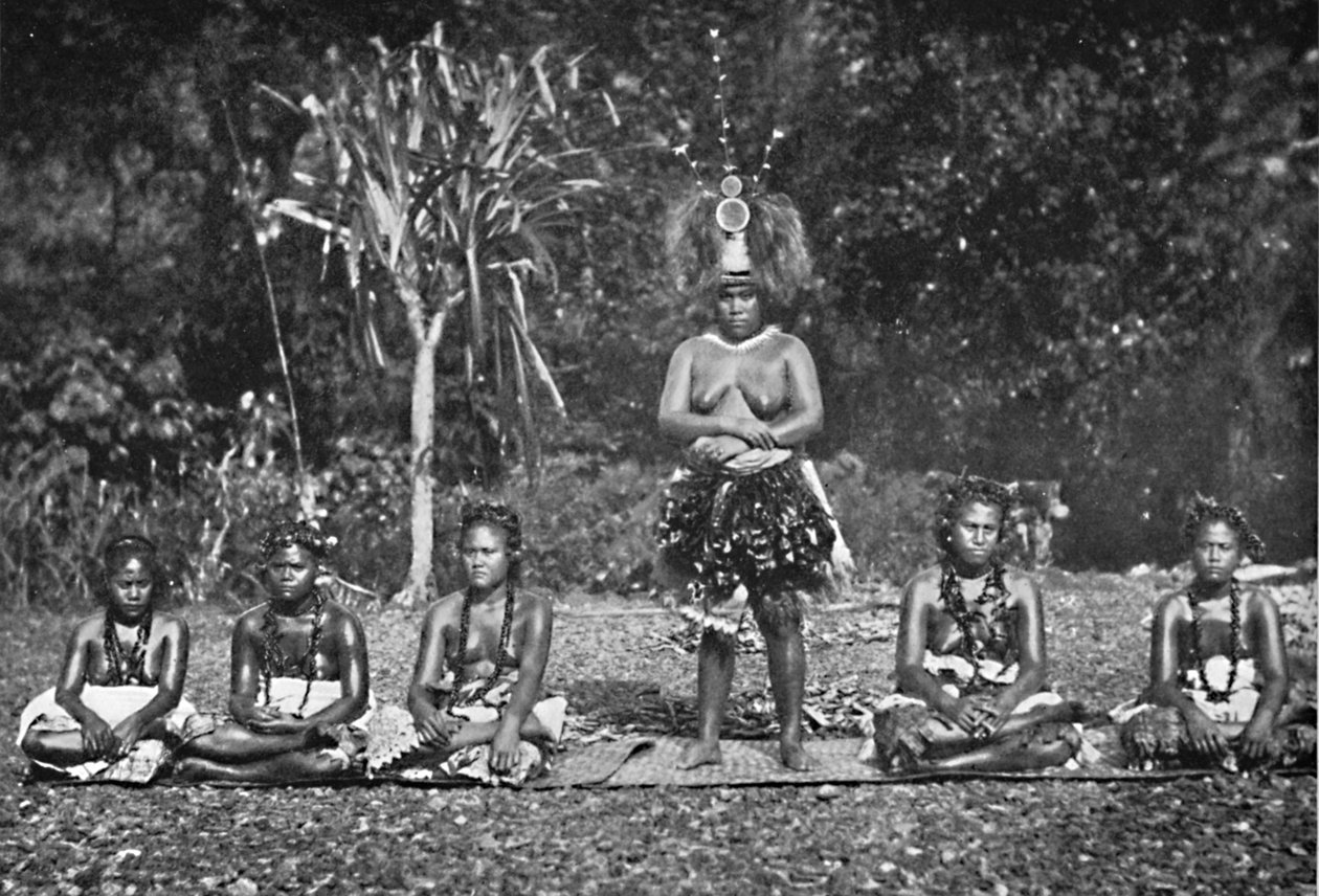 Eine Gruppe samoanischer Tänzerinnen in voller Kostümierung, 1902 von Unbekannt