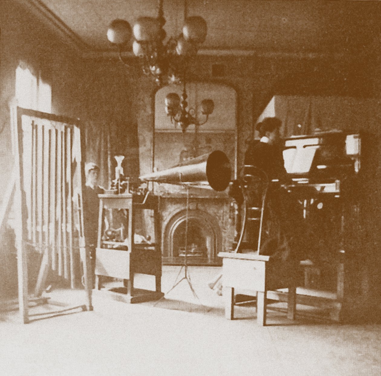 Eine Pianistin im ersten Emil Berliner Studio in London, Cockburn Hotel, 1898 von Unbekannt