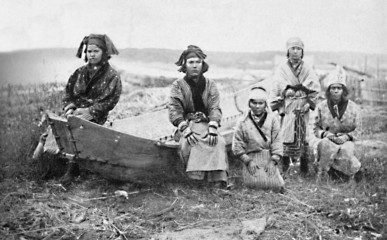 Eine Gruppe Ainu-Frauen, Monbetsu, Hokkaido, Japan, 1902 von Unbekannt