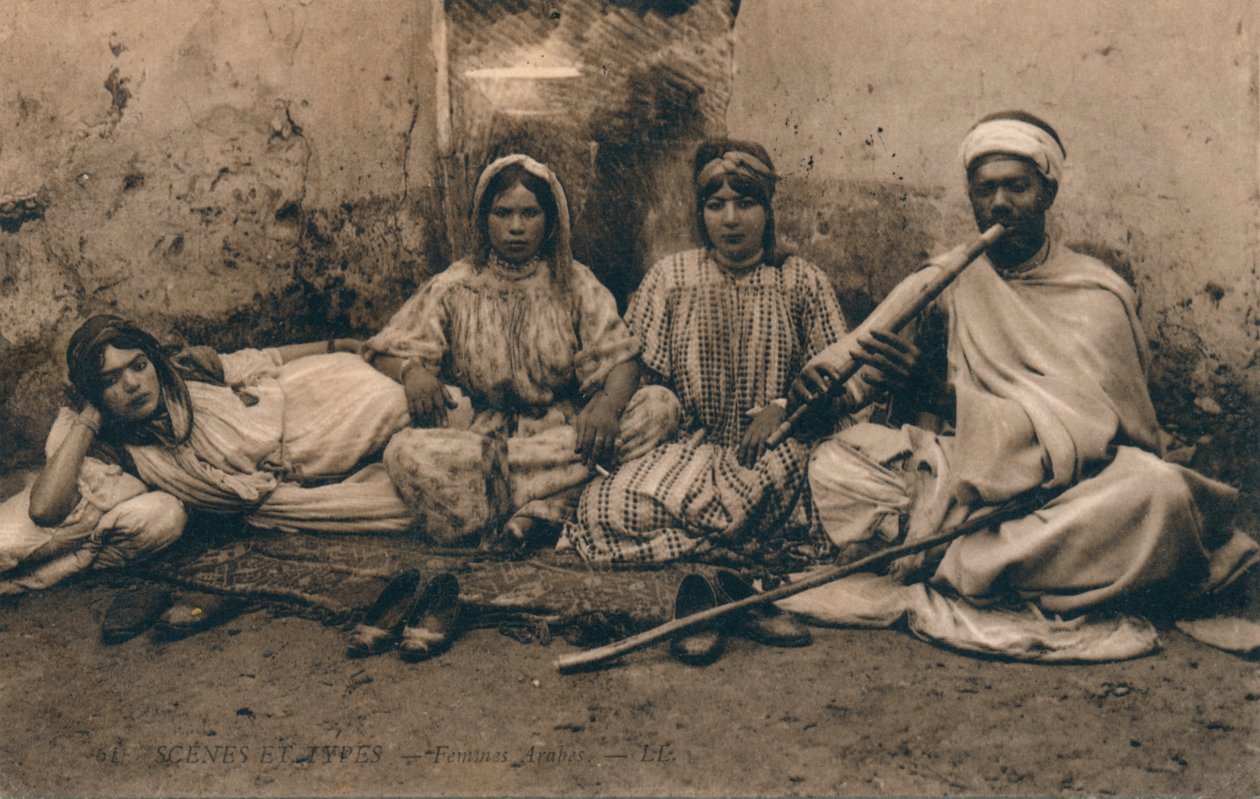 Eine Fotografie, die traditionelle arabische Menschen zeigt, um 1909 von Unbekannt