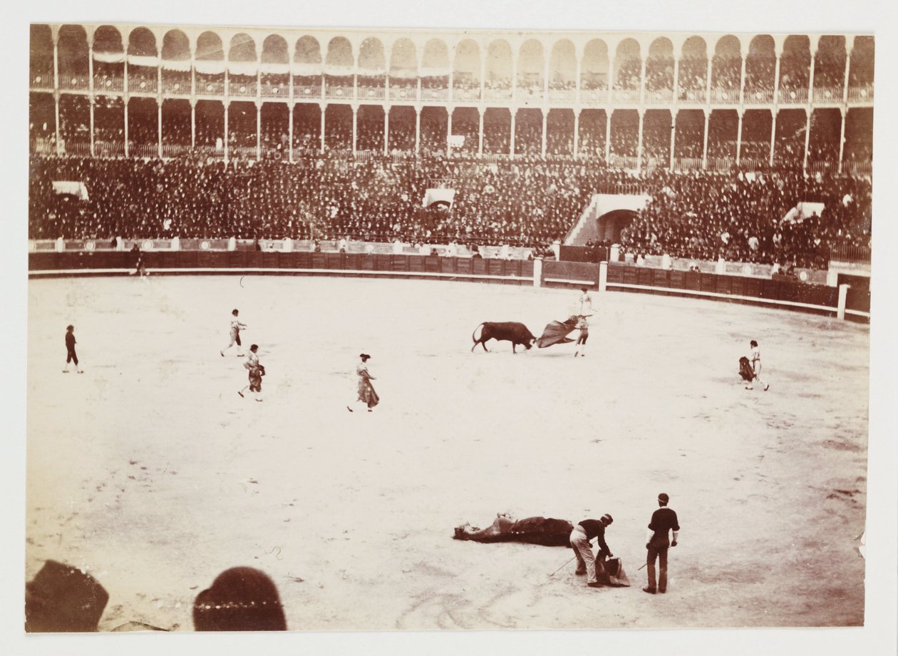 Schnappschuss eines Stierkampfs vor einer riesigen Menschenmenge in der Stierkampfarena Las Ventas del Espiritu Santo, Madrid, aufgenommen von einem unbekannten Fotografen um 1930 von Unbekannt