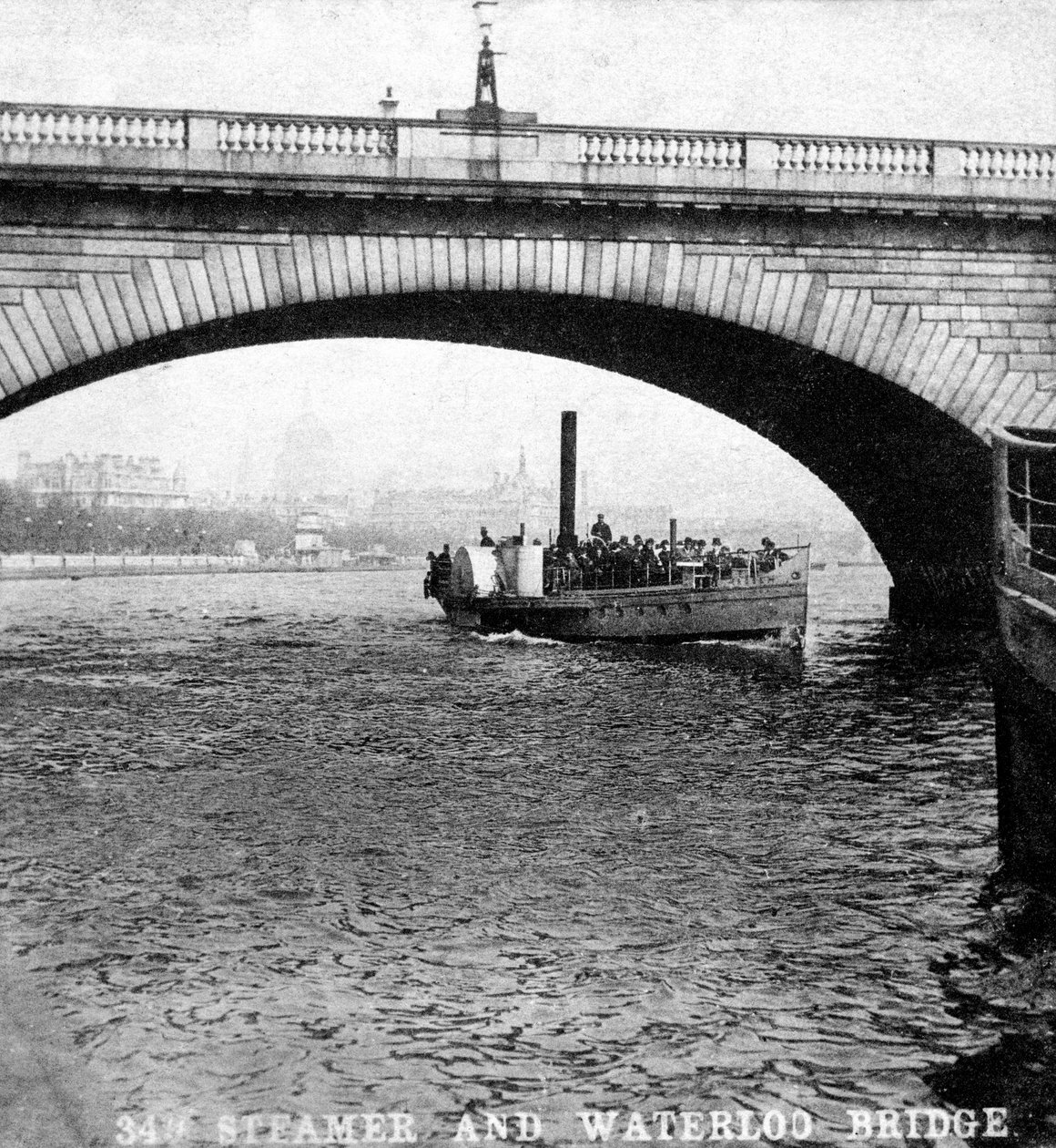 Ein Dampfer unterquert die Waterloo-Brücke, London, frühes 20. Jahrhundert von Unbekannt