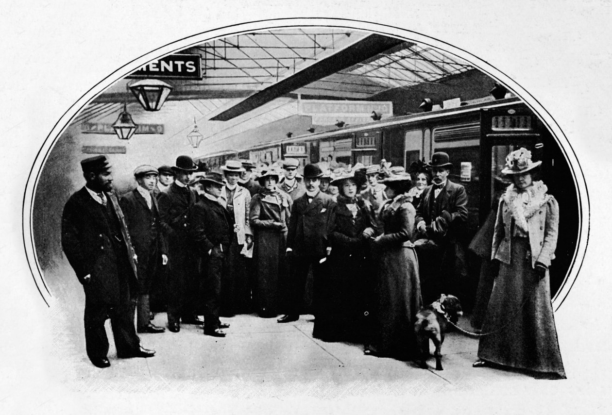 Eine Theatergruppe startet auf Tour, Euston Station, London, um 1900 von Unbekannt