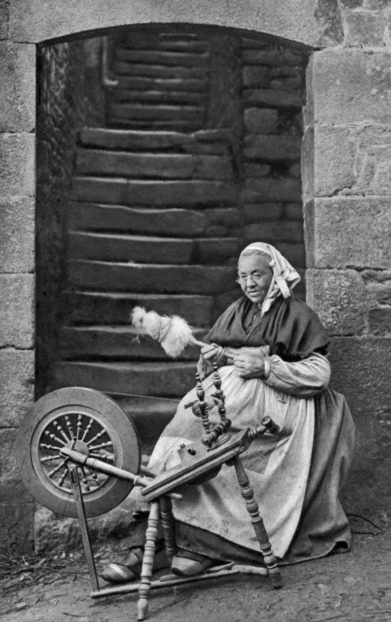 Eine Frau am Spinnrad, Dinan, Bretagne, Frankreich, um 1922 von Unbekannt