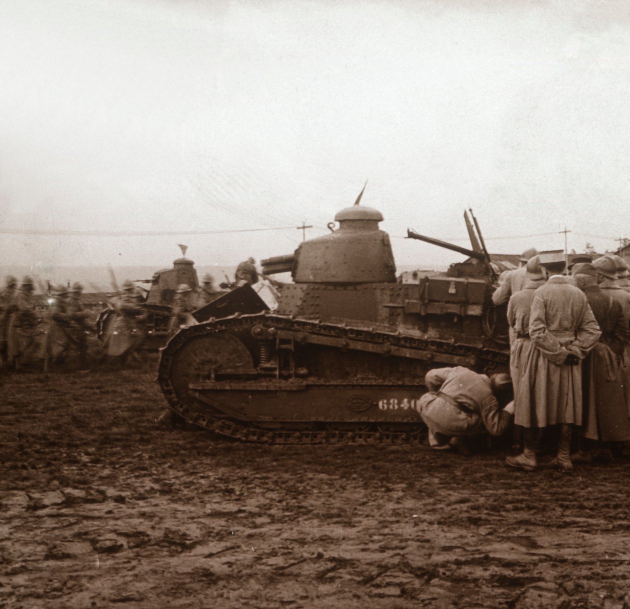 Vorrücken mit Panzern, ca. 1914-ca. 1918 von Unbekannt