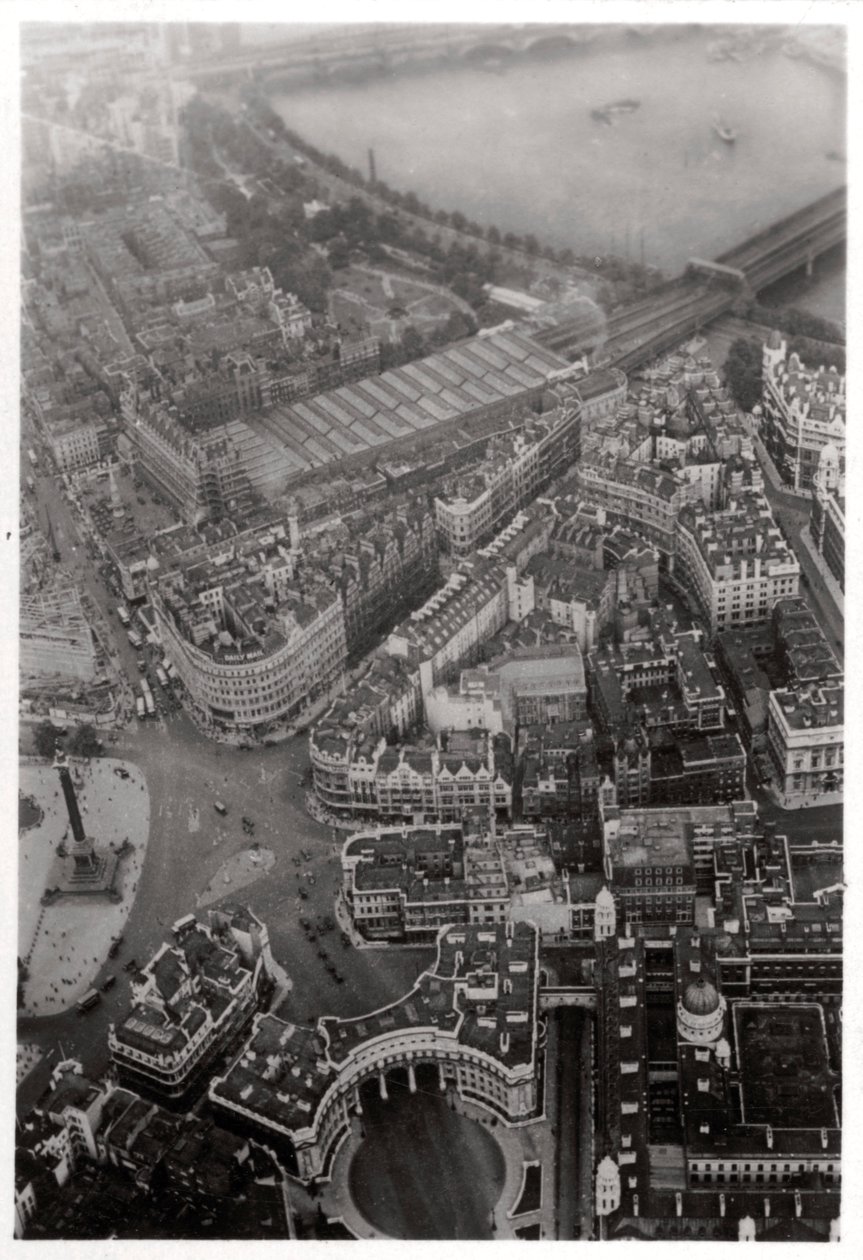 Luftaufnahme des Trafalgar Square, London, aus einem Zeppelin, 1931-1933 von Unbekannt