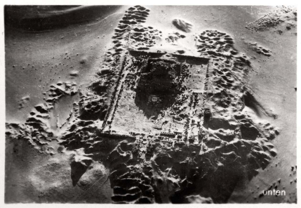 Luftaufnahme von archäologischen Ausgrabungen in der Nähe von Saqqara, Ägypten, 1931 von Unbekannt