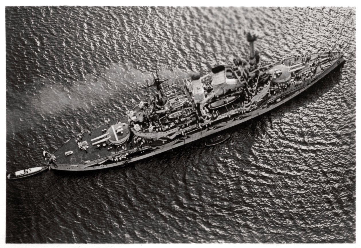 Luftaufnahme des deutschen Schlachtschiffs SMS Schlesien, von einem Zeppelin, um 1931-1933 von Unbekannt