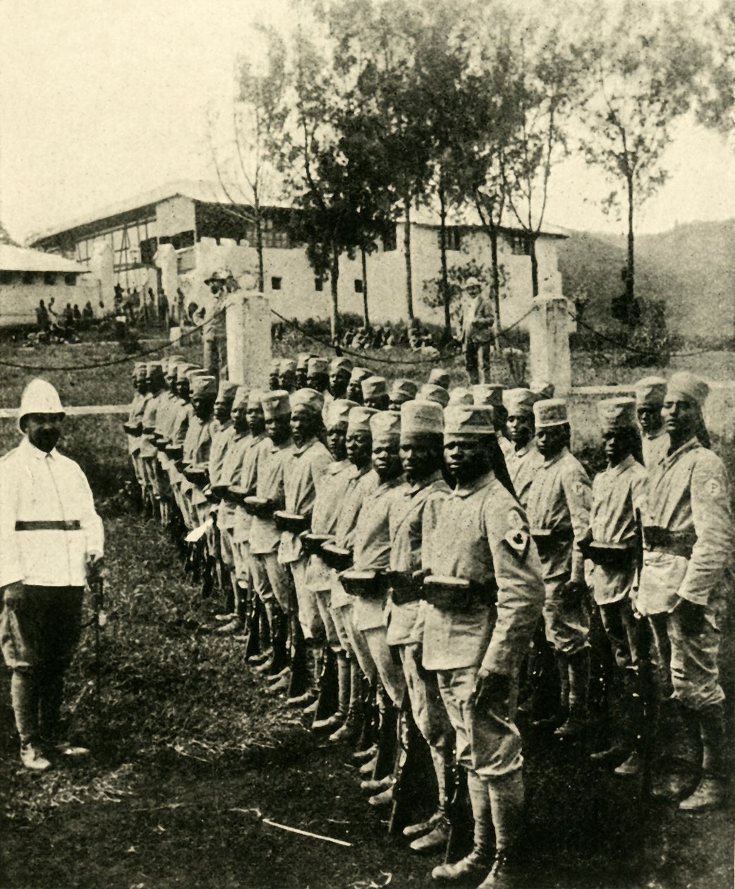 Afrikanische Soldaten kämpfen für Deutschland, Erster Weltkrieg, 1914, um 1920 von Unbekannt