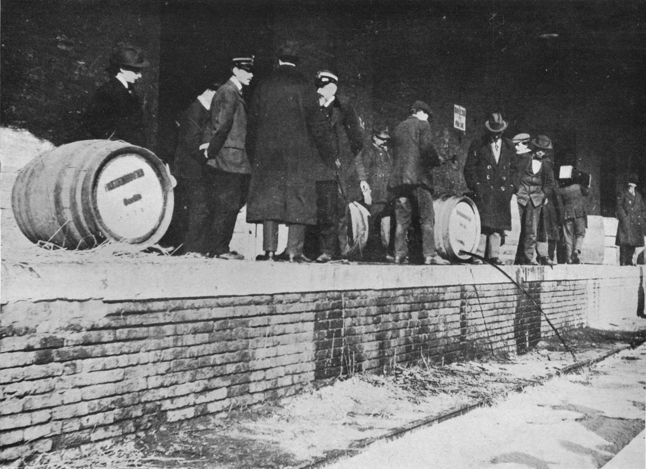 Nach der Kriegserklärung: Deutsches Bier wird in einem italienischen Zollamt weggeschafft von Unbekannt