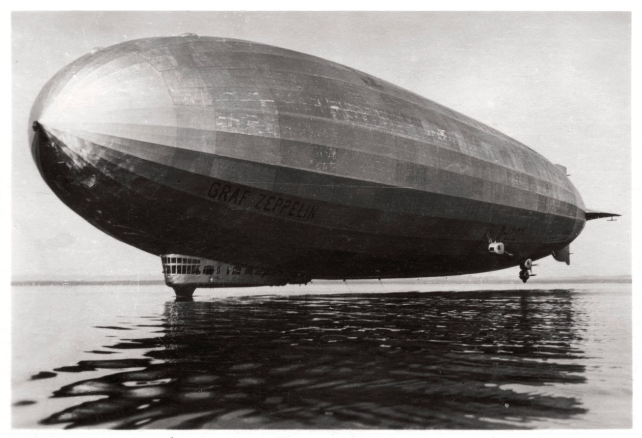 Luftschiff LZ127 Graf Zeppelin landet am Bodensee, Deutschland, 1933 von Unbekannt