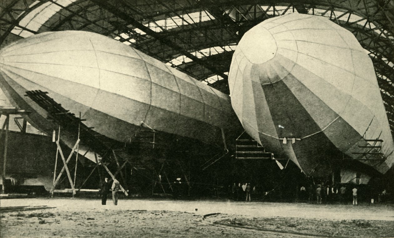 Luftschiffe im Hangar, Erster Weltkrieg, 1914 von Unbekannt
