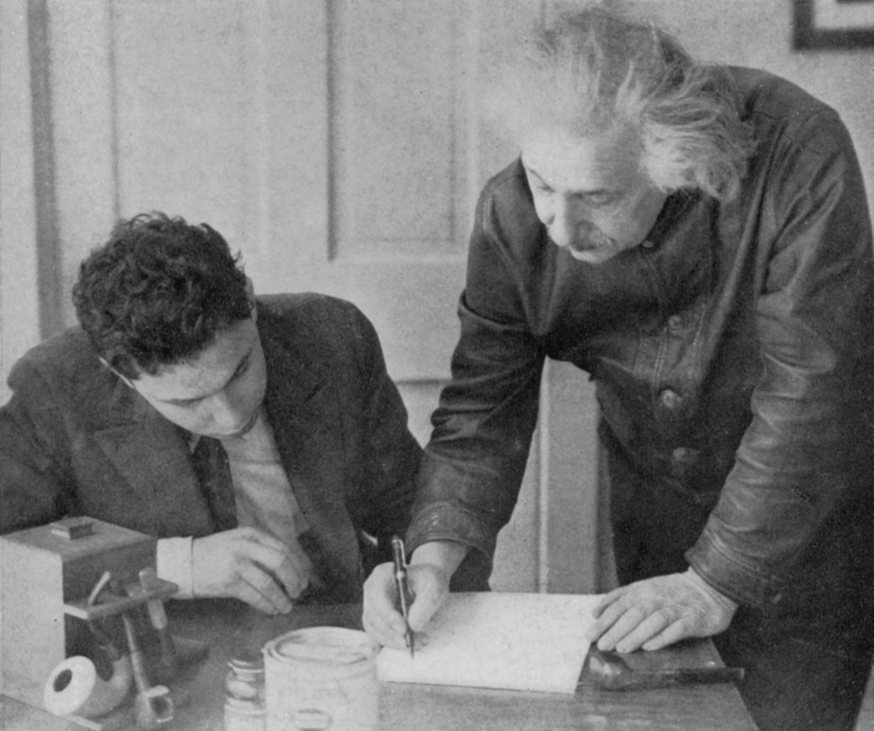 Albert Einstein, deutsch-schweizerisch-amerikanischer Mathematiker und Physiker, mit einem Studenten von Unbekannt