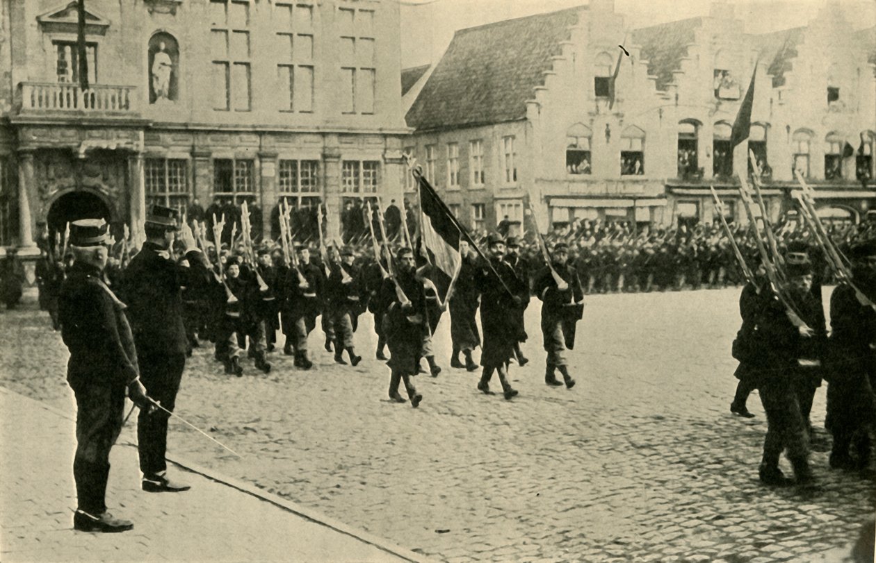 Albert I. von Belgien inspiziert Truppen, Erster Weltkrieg, 1914, ca. 1920 von Unbekannt