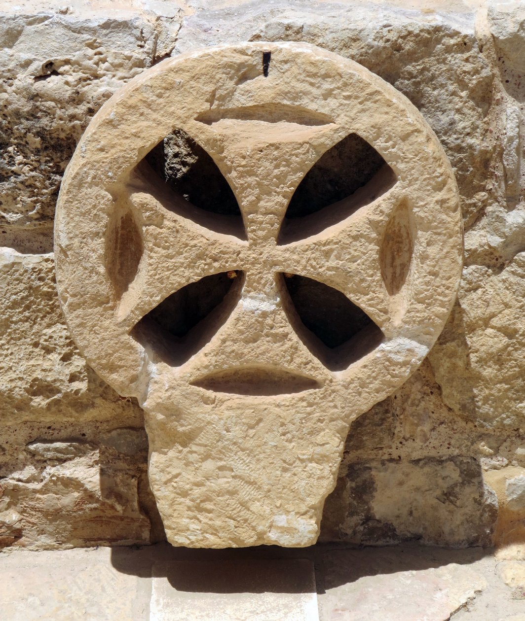 Architektonisches Fensterelement einer byzantinischen Kirche im Gebiet Judäa und Samaria, Westjordanland von Unbekannt