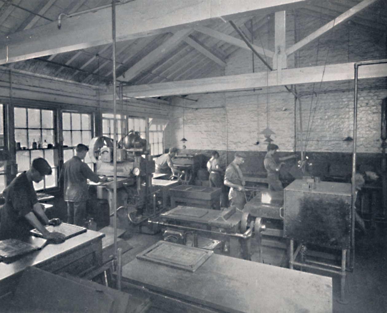 Bei der Arbeit in der Gießerei. Herstellung von Wachsmatrizen der Seiten, 1917 von Unbekannt