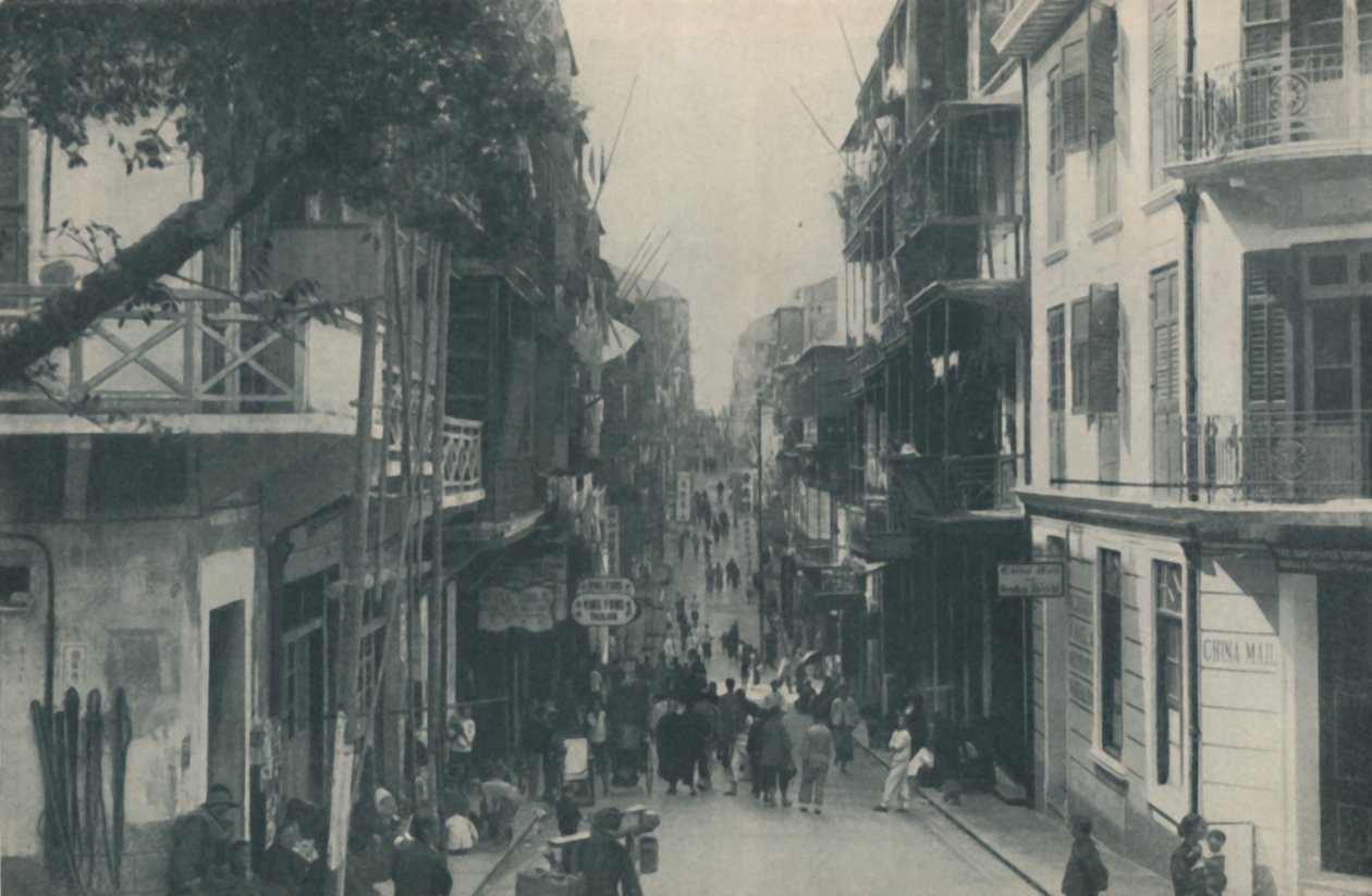 Balkonierte Gebäude einer belebten Handelsstraße, die von Osten nach Westen verläuft, um 1935 von Unbekannt