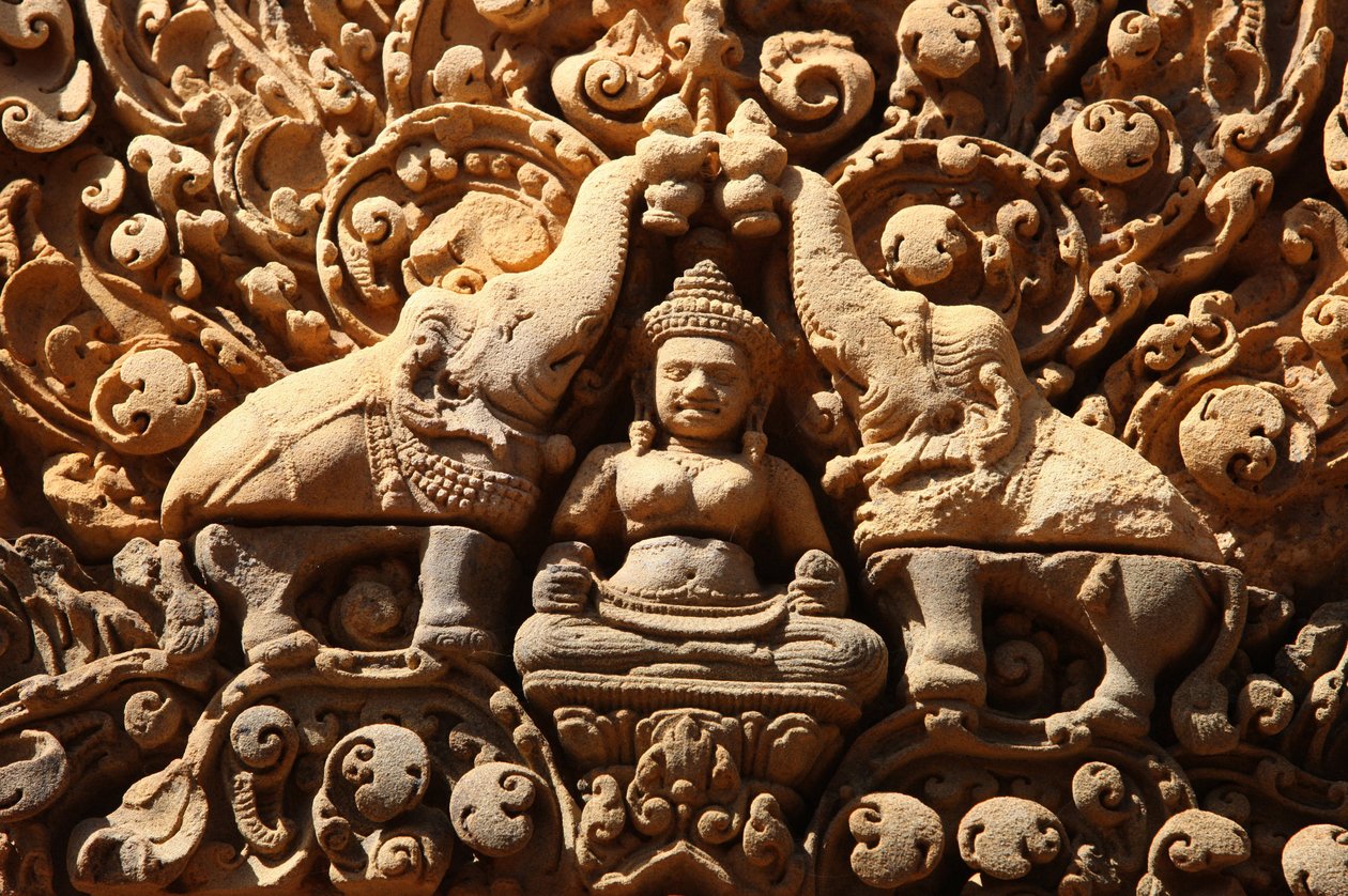 Banteay-Srei-Tempel in Angkor, Kambodscha. Lakshmi, hinduistische Göttin des Reichtums und Frau des Gottes Vishnu, wird von zwei Elefanten mit heiligem Wasser besprengt. Siem Reap, Kambodscha von Unbekannt
