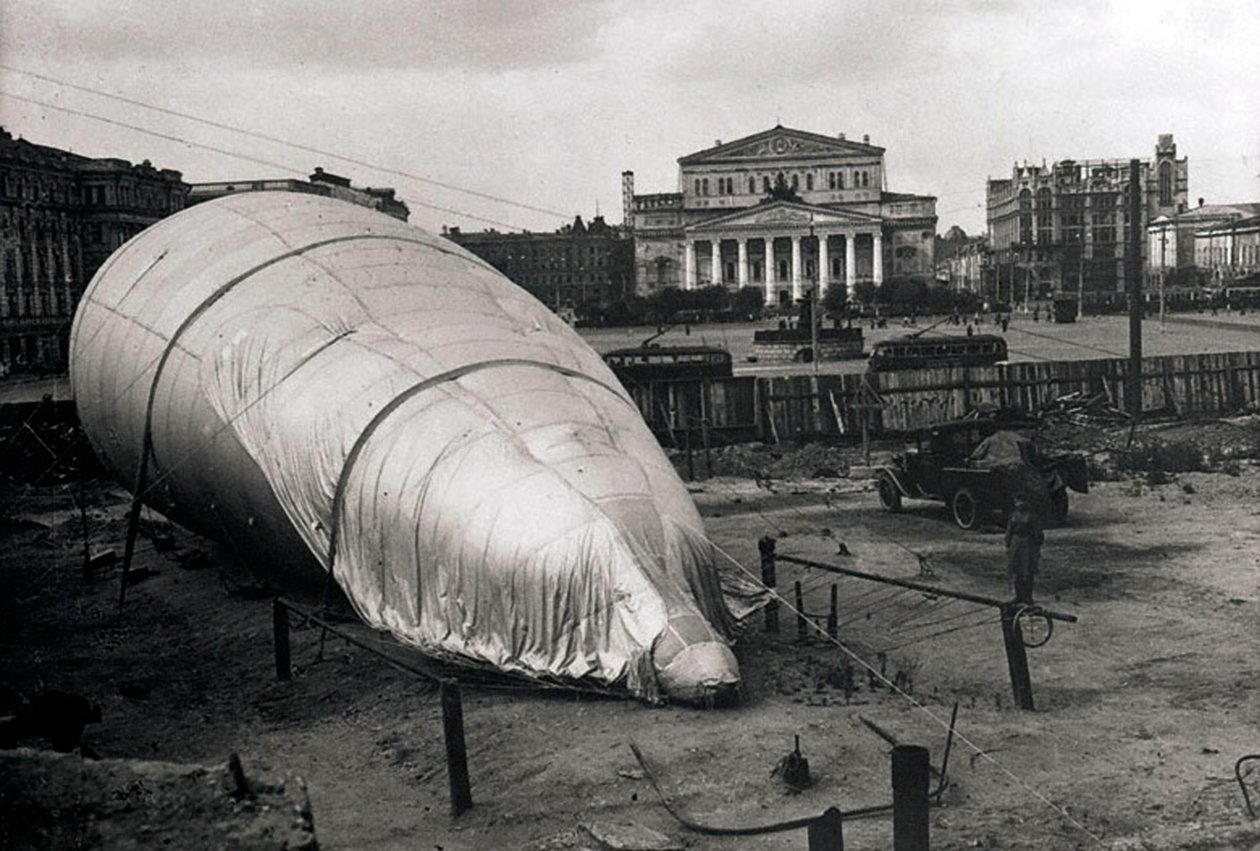 Sperrballon am Bolschoi-Theater, Moskau, UdSSR, 1942 von Unbekannt