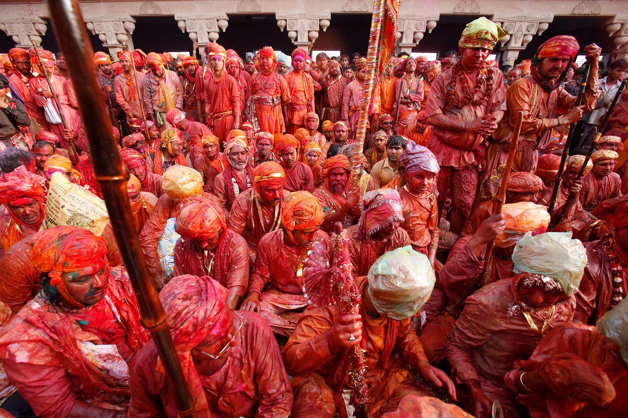 Barsana Dorfbewohner feiern Holi in Nandgaon, Nandgaon, Indien von Unbekannt