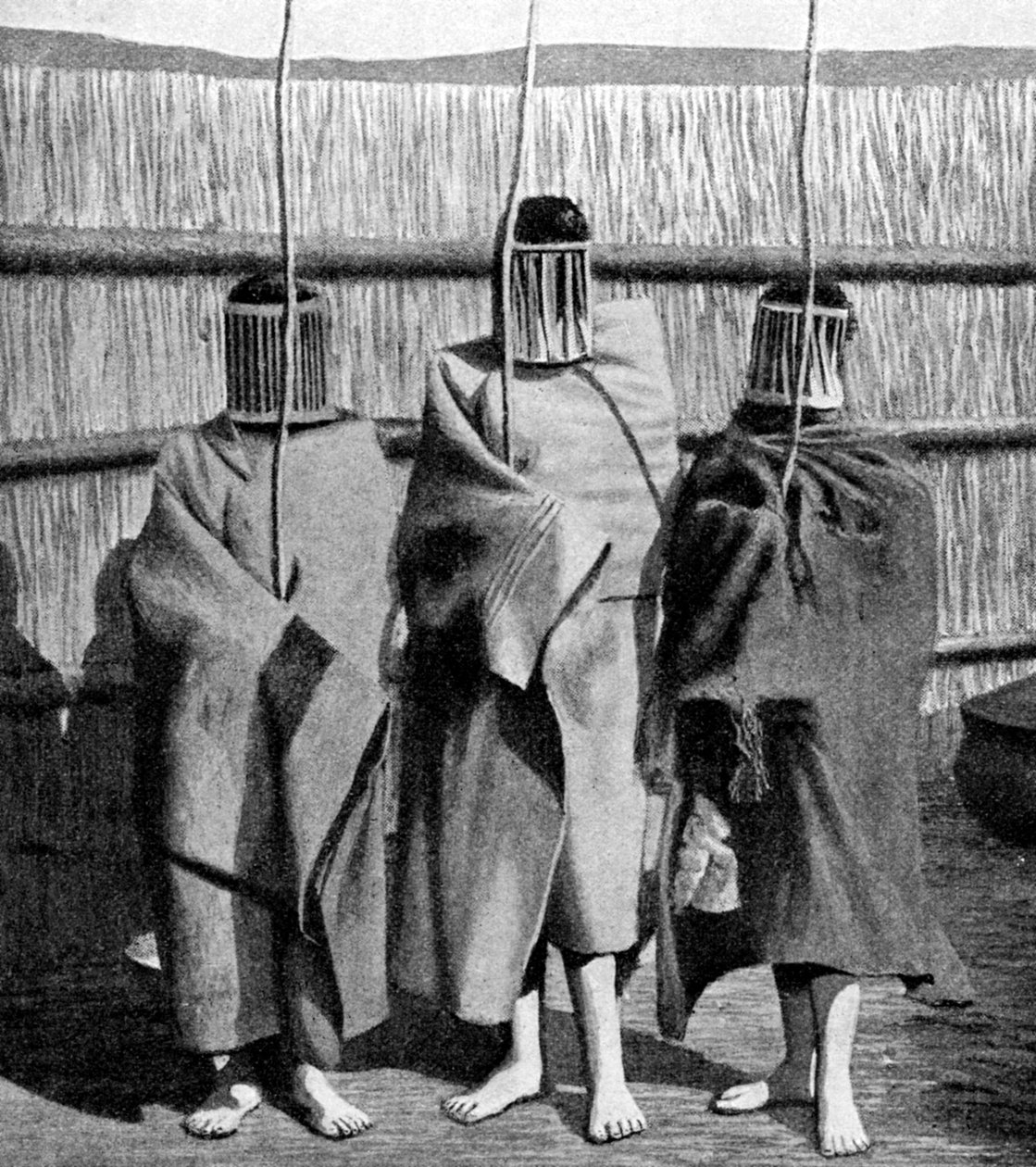 Basuto-Mädchenbräute während einer Initiationsperiode in die erwachsene Stammesgesellschaft, Lesotho, 1922 von Unbekannt