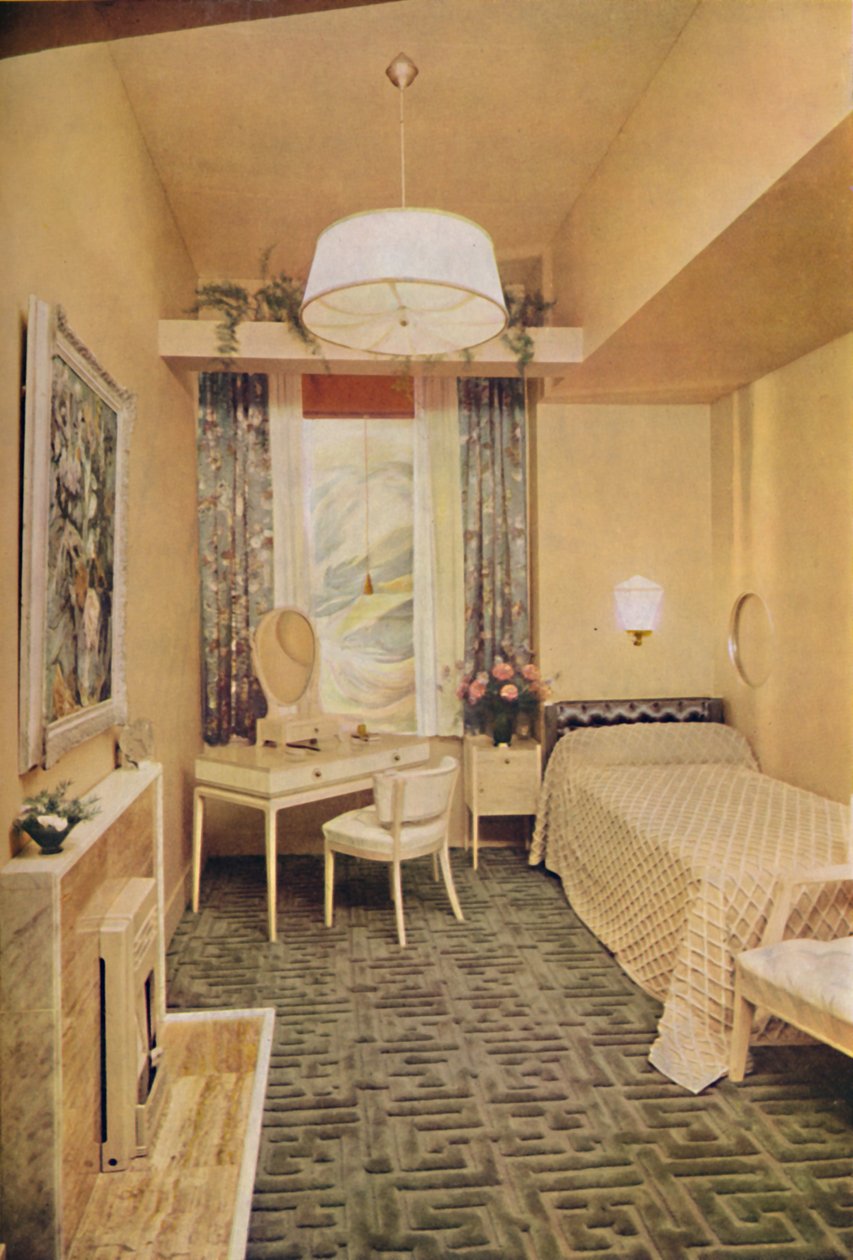 Schlafzimmer entworfen von Esmé Gordon, A.R.I.B.A., A.R.I.A.S., mit griechischem Schlüsseldesign W Wilton Teppich von J von Unbekannt