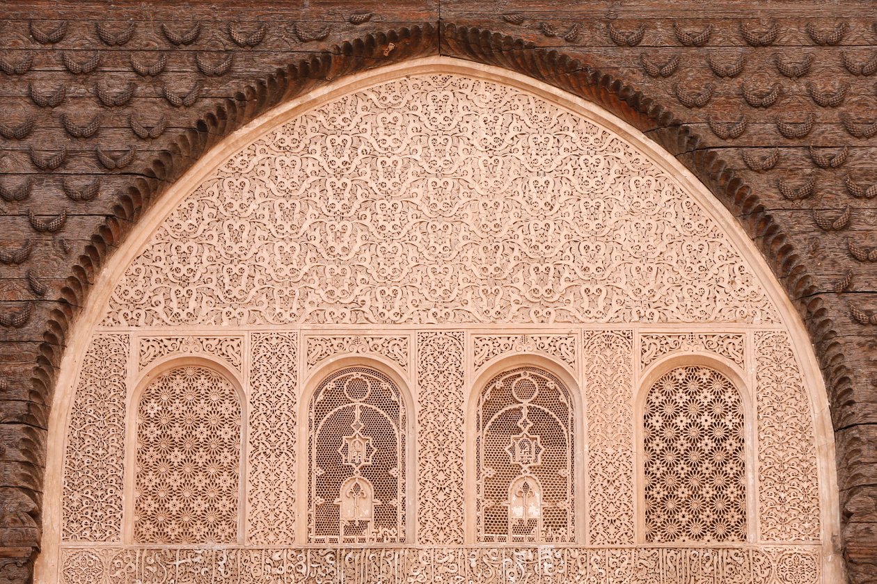 Ben Youssef Medersa ist die größte Medersa in Marokko, ursprünglich eine religiöse Schule, gegründet unter Abou el Hassan, Marrakesch, Marokko von Unbekannt