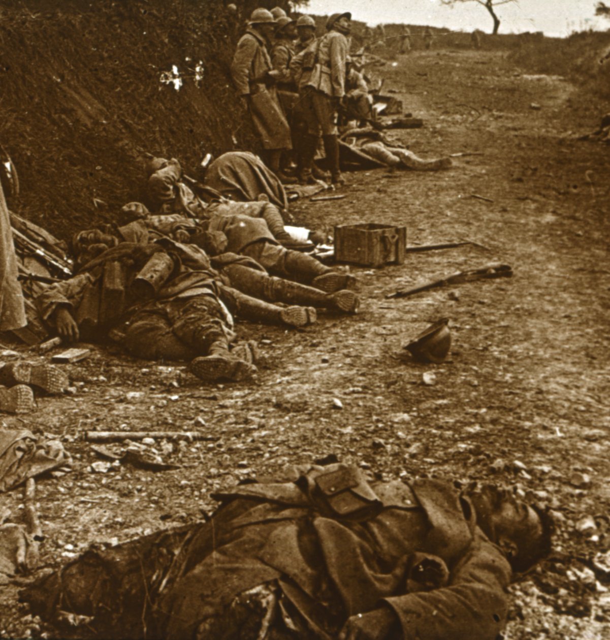 Leichen nach der Einnahme von Courcelles, Nordfrankreich, 1918 von Unbekannt