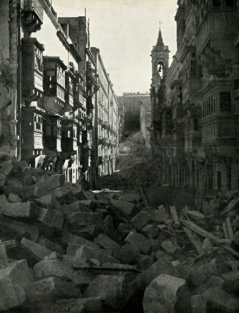 Bombenschäden in einer maltesischen Straße, Zweiter Weltkrieg, 1942-1944 von Unbekannt