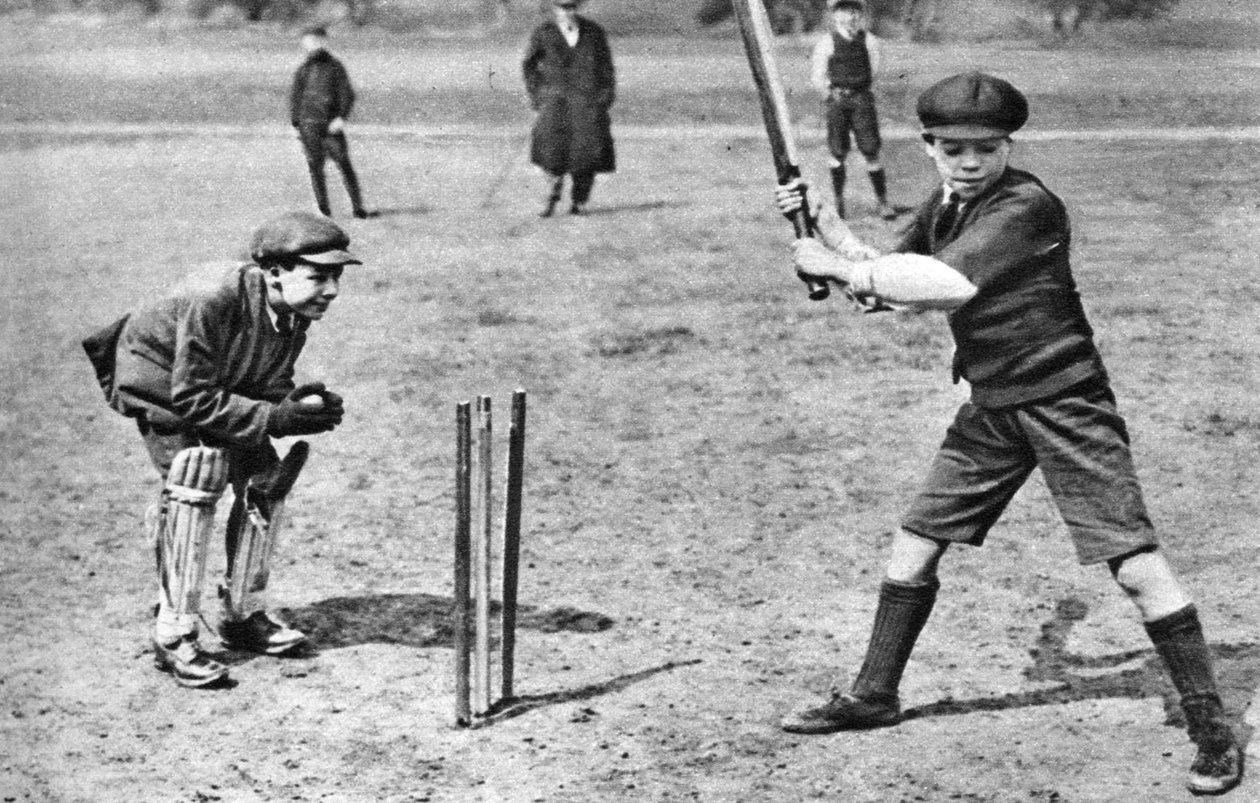 Jungen spielen Cricket in Parliament Hill Fields, London, 1926-1927 von Unbekannt