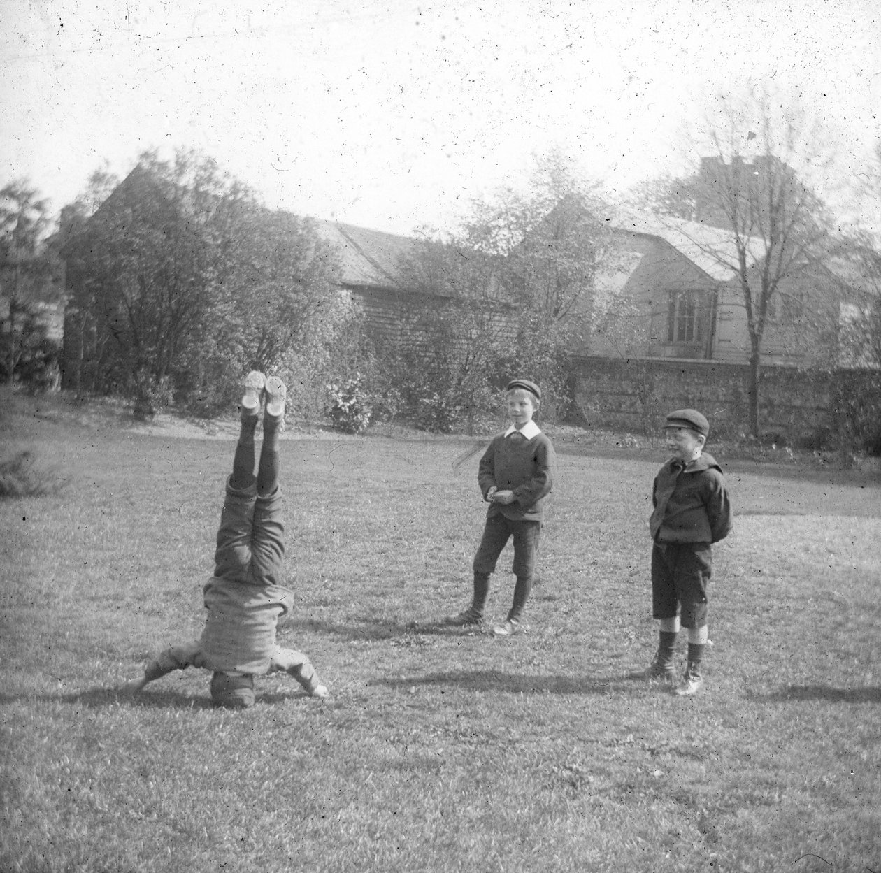Jungen beim Spielen, frühes 20. Jahrhundert von Unbekannt
