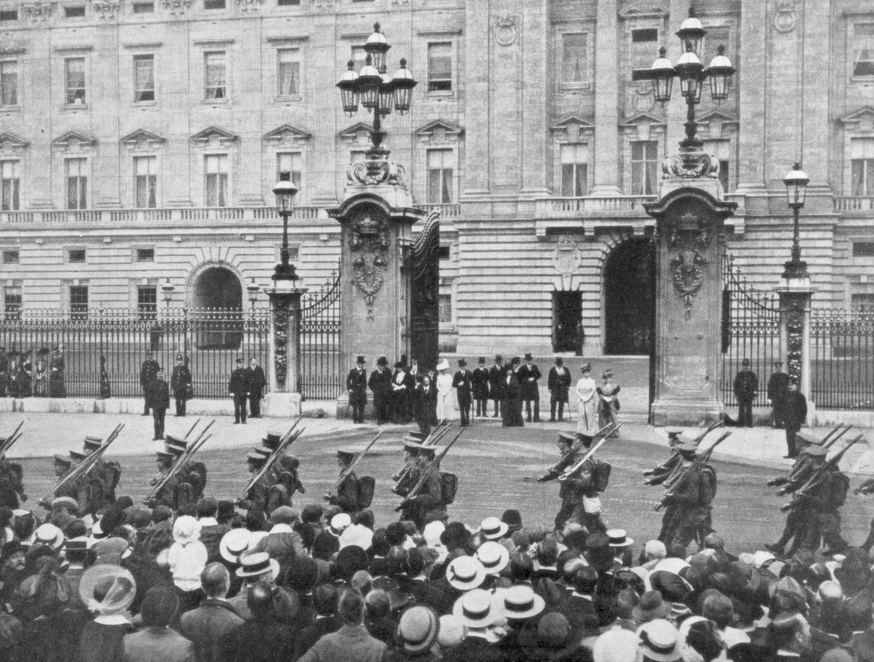 Britische Soldaten marschieren am Buckingham Palace vorbei, London, August 1914 von Unbekannt