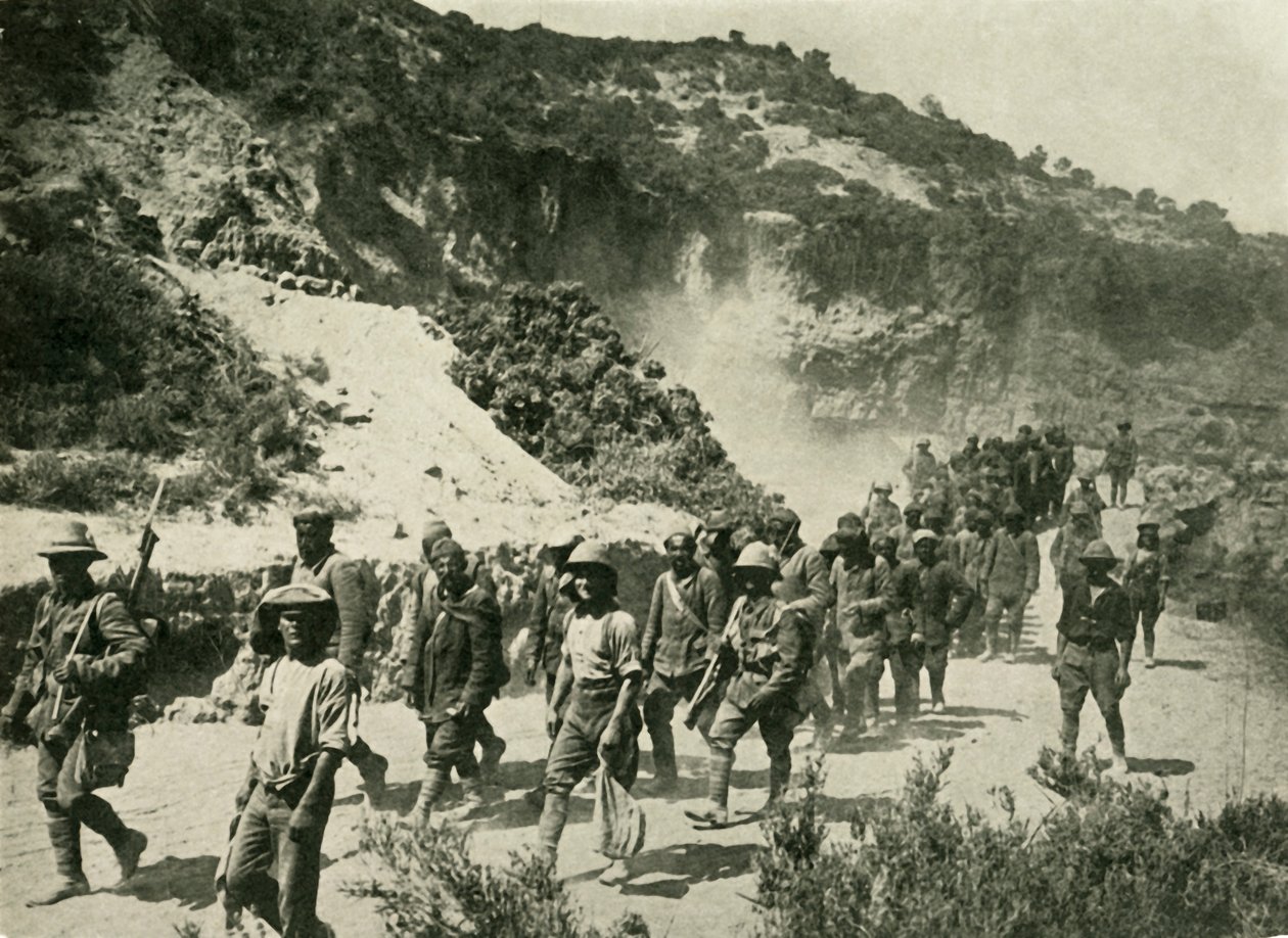 Britische Truppen mit türkischen Gefangenen, Erster Weltkrieg, 1915, um 1920 von Unbekannt