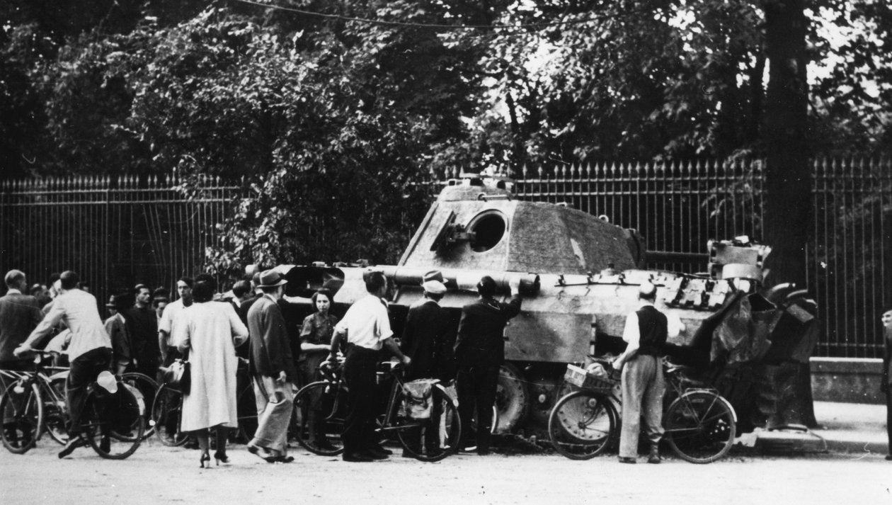 Zuschauer untersuchen einen verlassenen Panzer in der Rue de Medicis, Befreiung von Paris, August 1944 von Unbekannt