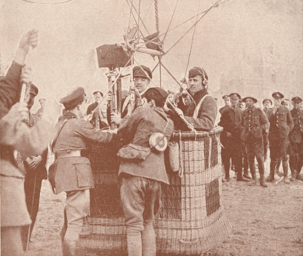 Kanadischer offizieller Kameramann und Assistent bereit, in einem Drachenballon aufzusteigen, um 1917 1919 von Unbekannt