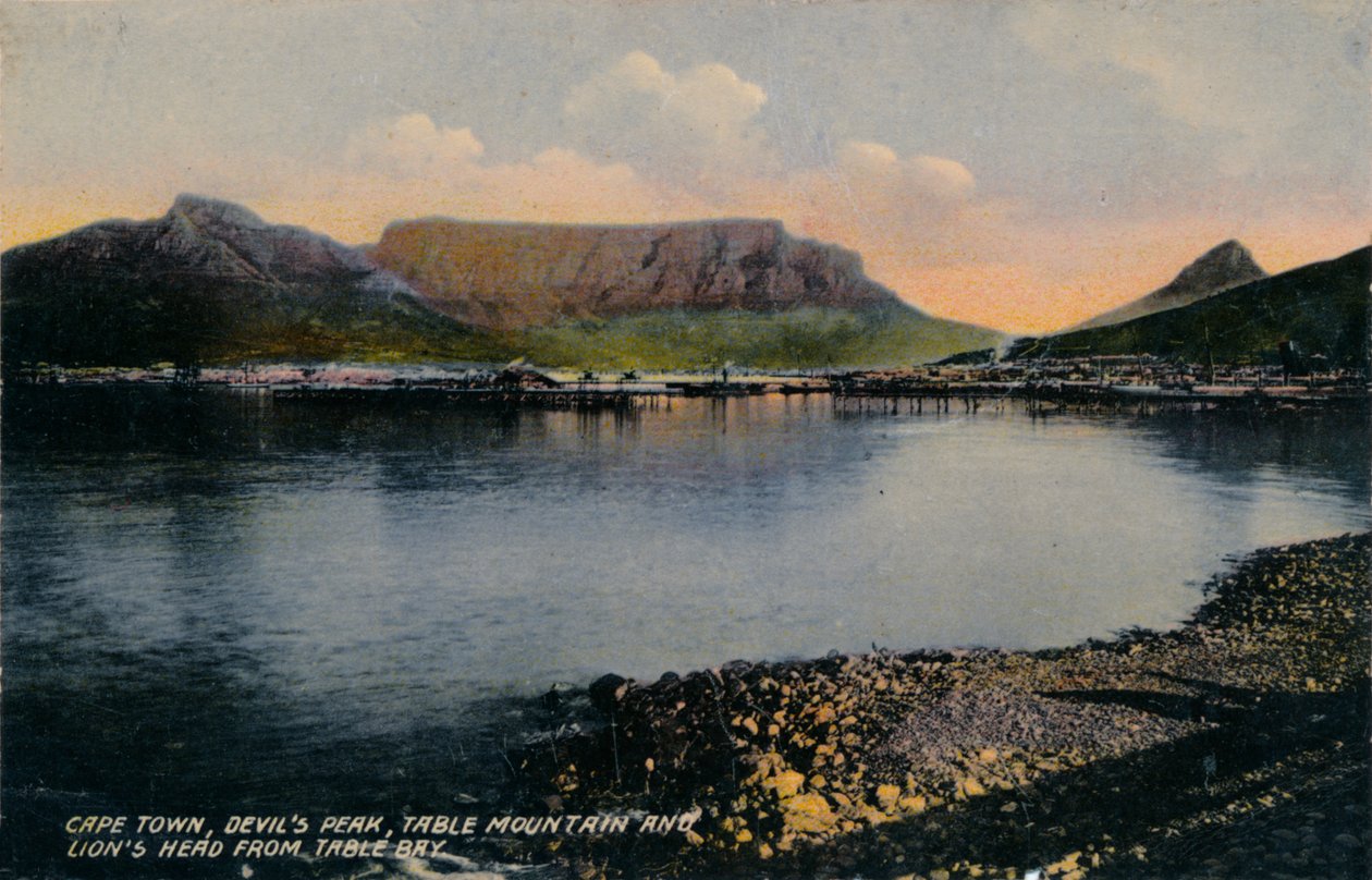 Kapstadt, Devils Peak, Tafelberg und Lions Head von der Tafelbucht, ca. 1900 von Unbekannt