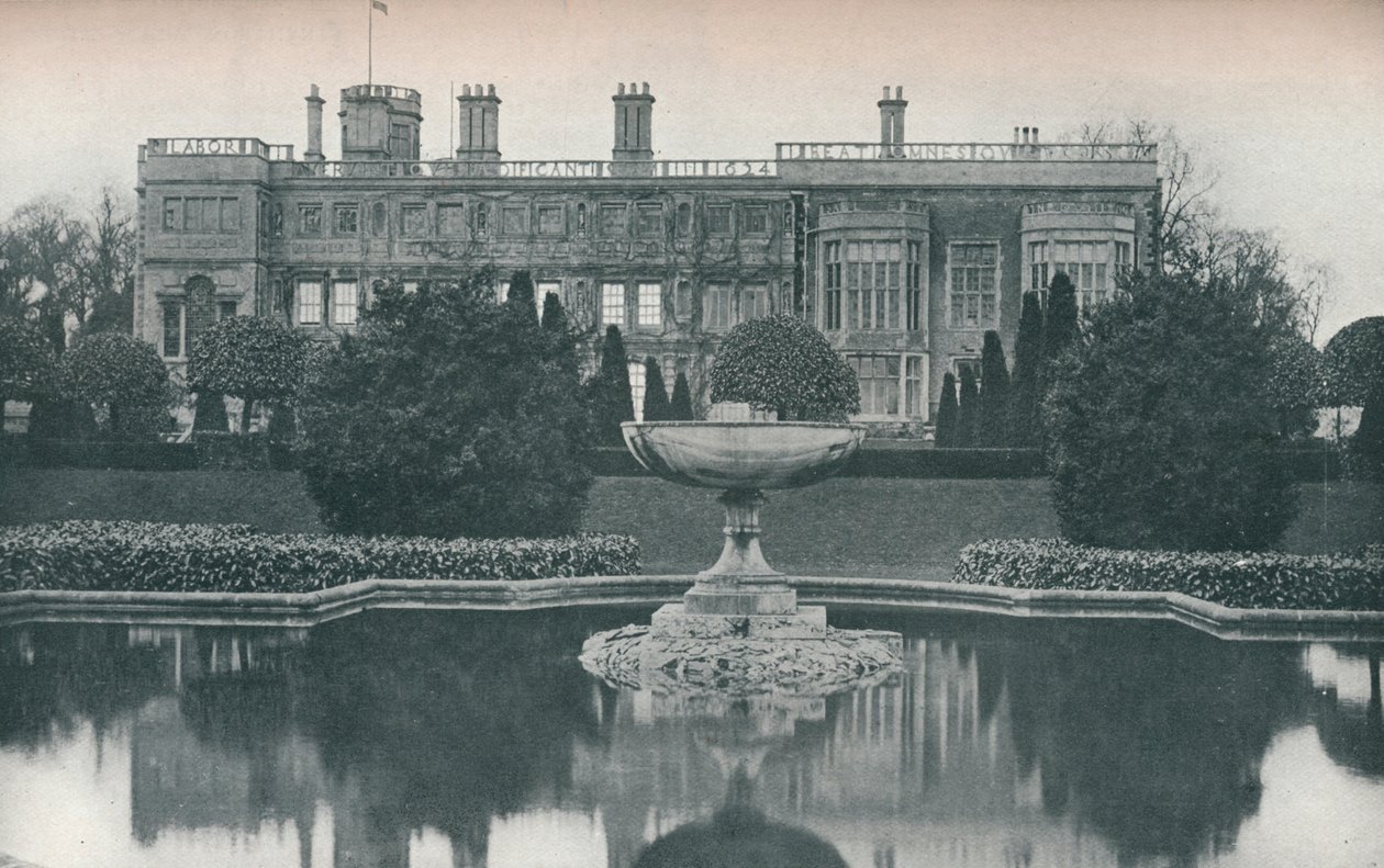 Schloss Ashby, Northants: Südseite, mit Brunnen, ca. 1915 von Unbekannt