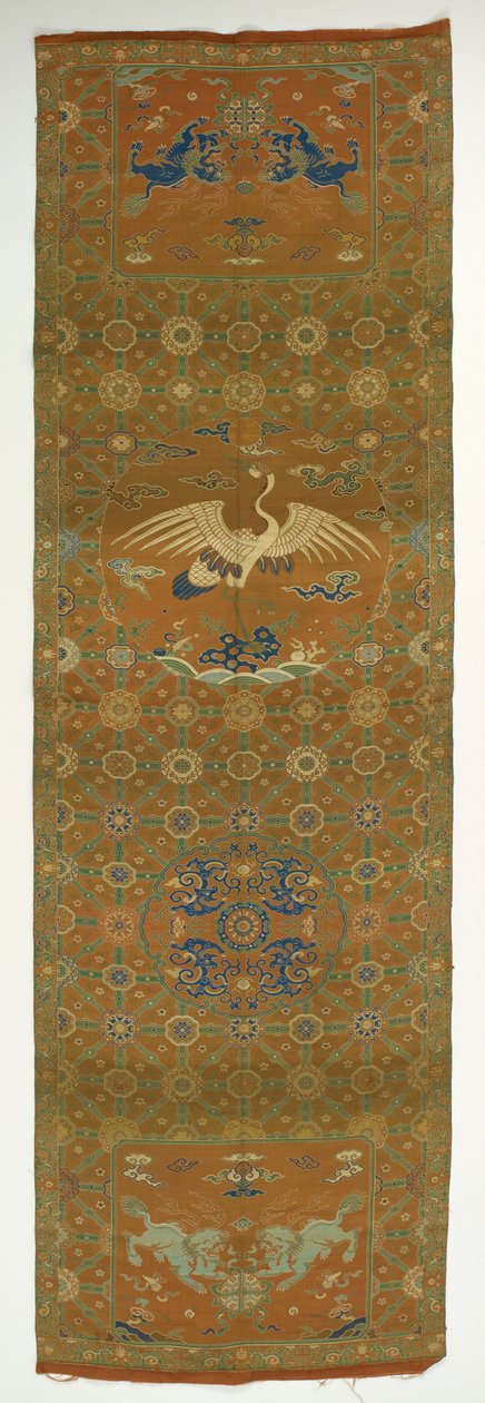 Stuhlabdeckung mit einem Kranich, Löwen, Drachen, glückverheißenden Symbolen und Blumen... von Unbekannt