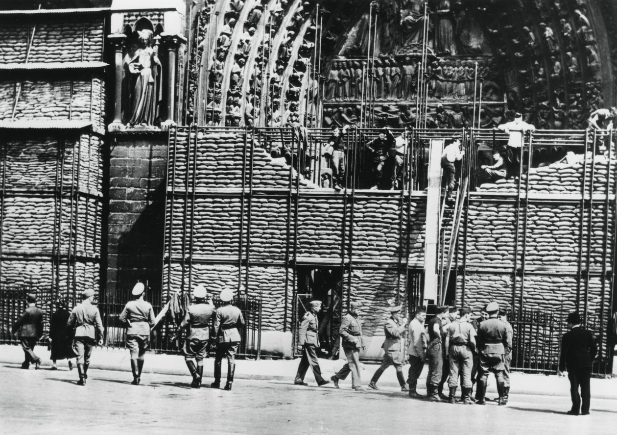 Räumung des Sandsackschutzes von der Fassade von Notre Dame, deutsch besetztes Paris, 1940 von Unbekannt