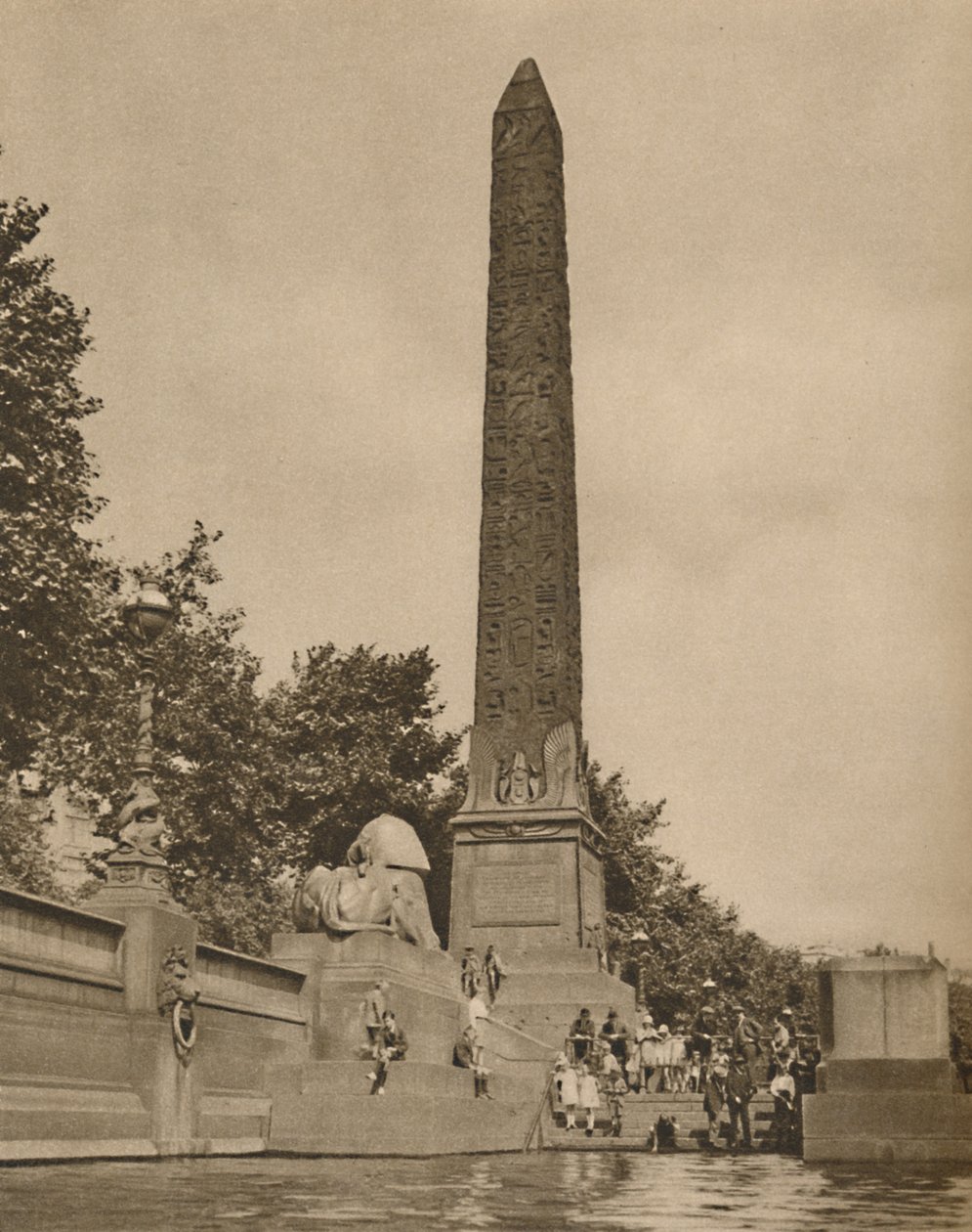 Cleopatras Nadel, vierzehnhundert Jahre vor der Geburt von Cleopatra gehauen, um 1935 von Unbekannt