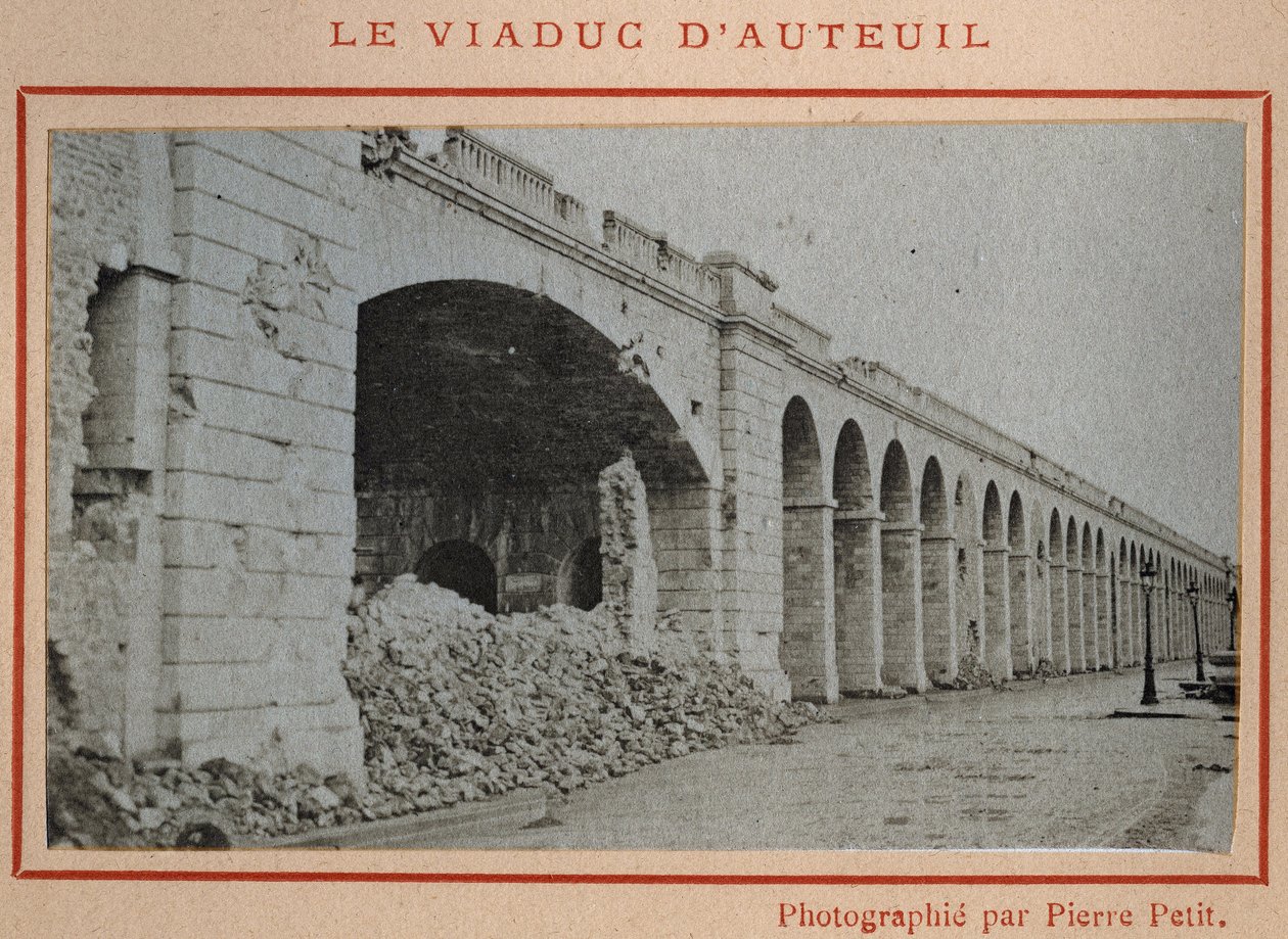 Pariser Kommune (1871): Blick auf das Viadukt von Auteuil in Paris im Mai 1871. Fotografie von Pierre Pepetit. Druck auf Karton, Maße 9x5,4 cm von Unbekannt