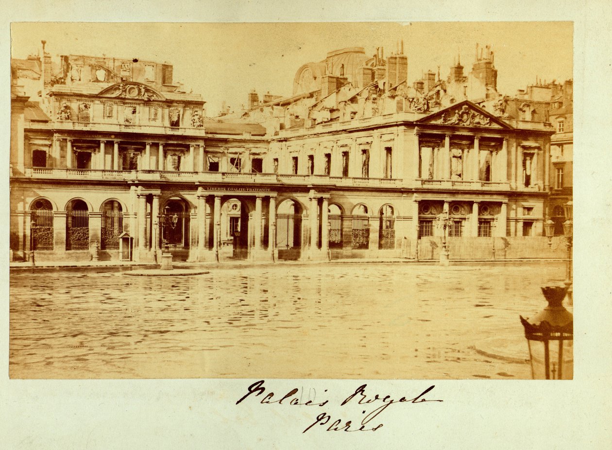 Pariser Kommune (1871): Blick auf den zerstörten Palais Royal (Palais-Royal). Anonyme Fotografie. Druck auf Karton, Maße 15x10 cm von Unbekannt