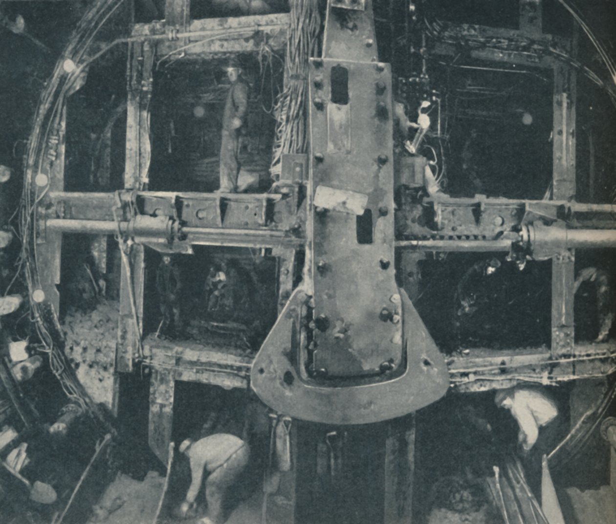 Compound Greathead Schild zerstört eine Barriere zwischen zwei Ländern, ca. 1935 von Unbekannt