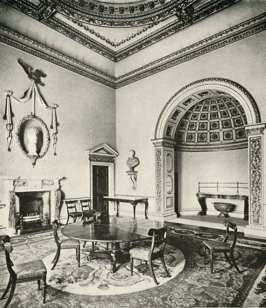 Kontrastierte Innenräume: Palladianisch - Das Esszimmer, Holkham, Norfolk, von William Kent, mit Regency von Unbekannt