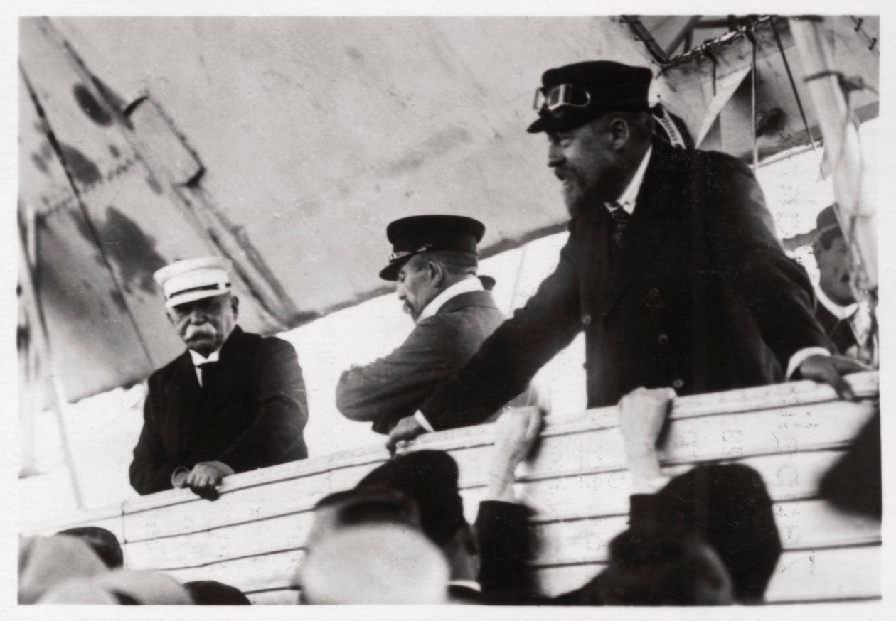 Graf Zeppelin und Dr. Eckener in einer Zeppelin-Gondel, Schwaben, Deutschland von Unbekannt
